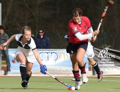 Natascha Keller mit Rckhandpass an Apoline Rogeau vorbei. Foto: Wolfgang Sternberger