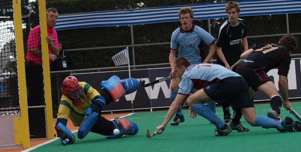 Philip Sunkels 1:0, nach Vorarbeit Witte (hinten). Foto: EHL