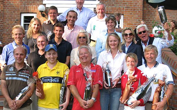 Die verschiedenen Sieger der Hockey-Golf Open 2009 (Nearest-Pin-Sieger Bernd Bertels oben ist auf dem uns vorliegenden Foto leider ein wenig abgeschnitten).