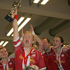 2007 holten die Alsteranerinnen den Europacup in eigener Halle. Im Bild die ehemalige Kapitnin Caro Jessel mit dem Pokal.