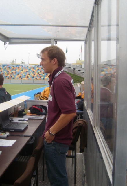 Simon Hoffmann an seinem Einsatzort unten am technical table direkt am Platz